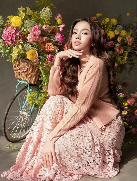 Melihat fotonya dipajang TC Candler, Lyodra pun langsung memberi respons seolah tak percaya. "Hi you, lyodra? Thank you," tulis Lyodra Ginting. (Instagram/lyodraofficial).