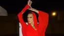 Bella Hadid pun merayakan Halloween di Qatar dengan gaun bernuansa merah. Gaun ini masih rancangan Schiaparelli dengan detail potongan tinggi dan kerudung. [instagram/bellahadid]