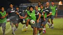 Tim Indonesia XI berlatih dalam dua tim di Stadion Utama Gelora Bung Karno Jakarta pada Jumat 19 Juli 2013 (Liputan6.com/Helmi Fithriansyah)