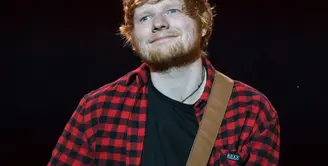 Seorang fans pergi ke backstage untuk bertemu Ed Sheeran usai konser Mereka ngobrol selama 1,5 jam dan penggemar tersebut mengatakan Ed Sheeran sangatlah ramah. (Oli SCARFF / AFP)