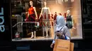 Seorang wanita memegang tas belanja Louis Vuitton di Istanbul pada 13 Agustus 2018. Di tengah kondisi lira yang terus melemah, wisatawan mancanegara justru menikmati berbelanja barang-barang mewah di Turki dengan harga yang sangat miring (AFP/Yasin AKGUL)