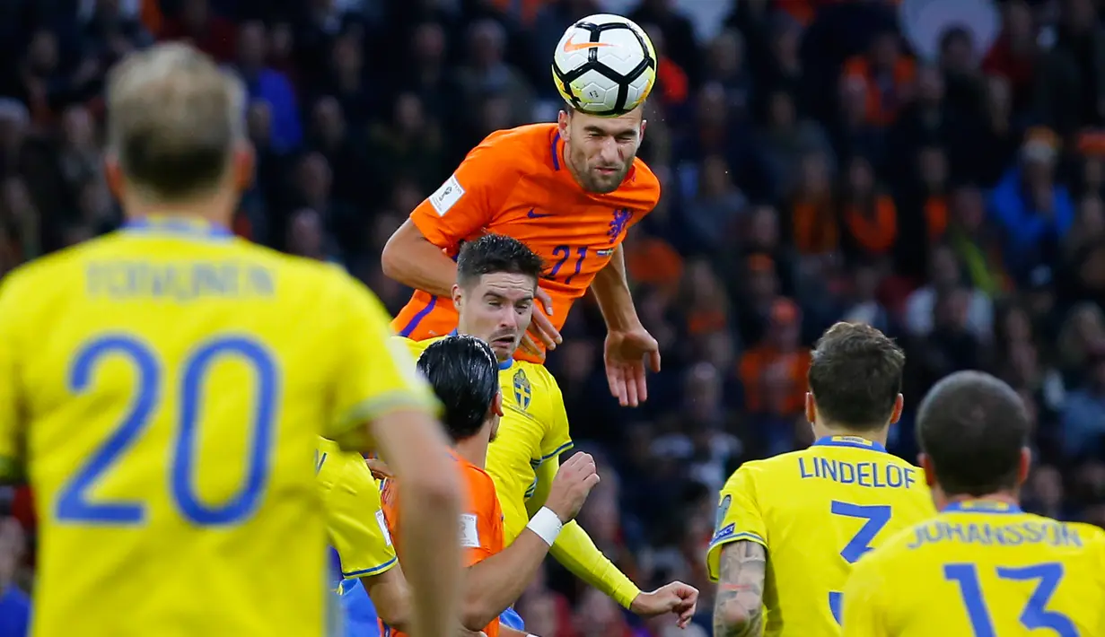 Pemain timnas Belanda, Bas Dost menyundul bola pada laga terakhir babak penyisihan Grup A Piala Dunia 2018 zona Eropa di Amsterdam Arena, Rabu (11/10). Meski mengalahkan Swedia 2-0, Belanda tetap gagal melaju ke Piala Dunia. (AP/Peter Dejong)