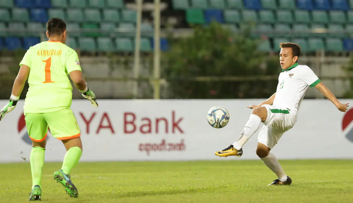 Gelandang Timnas Indonesia U-19, Egy Maulana Vikri, berusaha membobol gawang Filipina U-19 pada laga Piala AFF U-18 di Stadion Thuwunna, Myanmar, Kamis (7/9/2017). Egy Maulana menjadi topskorer sementara dengan 4 gol. (Liputan6.com/Yoppy Renato)