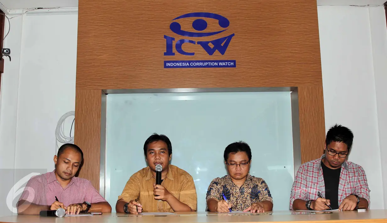 Peneliti Perkumpulan Pemilu dan Demokrasi (Perludem), Fadli Ramadhani (kedua kiri) saat konferensi pers di kantor ICW, Jakarta, Senin (22/6/2015). Konferensi itu terkait terbitnya Surat Edaran KPU (SEKPU) Nomor 302/KPU/VI/2015. (Liputan6.com/Helmi Afandi)