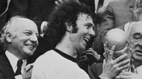 Franz Beckenbauer. Eks sweeper yang kini berusia 77 tahun ini menempati posisi ketiga sebagai pemain terbaik Jerman sepanjang masa. Bersama Timnas Jerman, pamain dengan julukan The Kaiser ini total tampil dalam 103 laga dengan torehan 14 gol dan 2 assist dengan raihan 2 trofi, juara Piala Eropa 1972 dan juara Piala Dunia 1974. Sementara di level klub bareng Bayern Munchen, ia total tampil dalam 577 laga di semua ajang dengan torahn 74 gol dan 75 assist selama 14 musim mulai 1963/1964 hingga 1976/1977 dengan meraih banyak trofi di antaranya 4 kali juara Liga Jerman, 3 kali juara Piala Champions dan 1 kali juara Piala Winners. (AFP)