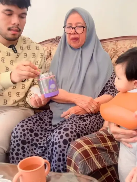 <p>Thariq Halilintar saat hendak menyuapi Ameena. (Foto: Instagram/ attahalilintar)</p>