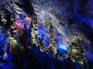 Foto yang diabadikan pada 3 Desember 2020 ini menunjukkan pemandangan di dalam gua karst Wanxiang di Hanwang, Kota Longnan di Provinsi Gansu, China barat laut. (Xinhua/Ma Xiping)
