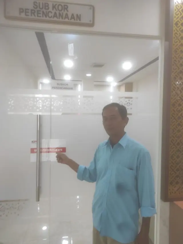 KPK segel ruang kerja Bupati Muara Enim. (Merdeka.com/Irwanto)