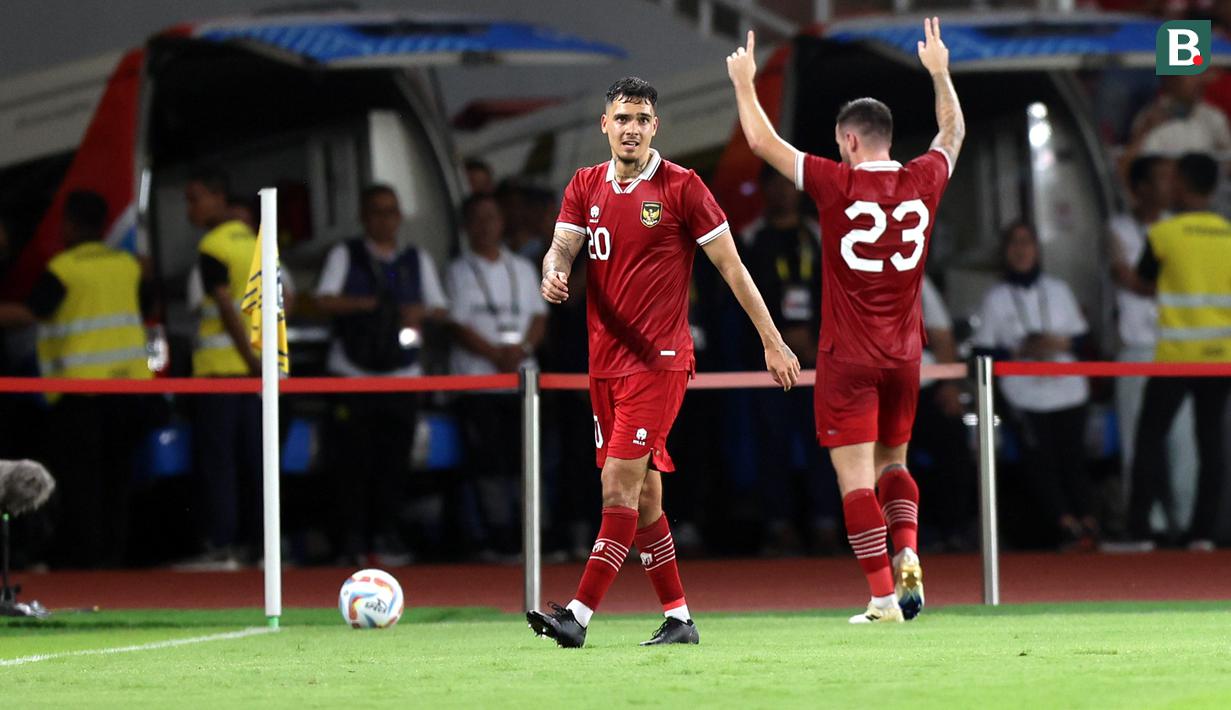 <p>Pemain Timnas Indonesia,&nbsp;Shayne Pattynama (kiri), dan Marc Klok dalam pertandingan FIFA Matchday 2023 melawan Timnas Argentina yang berlangsung di Stadion Utama Gelora Bung Karno, Jakarta, Senin (19/6/2023). (Bola.com/Bagaskara Lazuardi)</p>