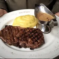 Menyicipi hidangan istimewa dan suasana romantis di Kafe Olivier.