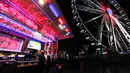 Sebuah bianglala meramaikan pasar malam Natal khas Eropa atau Christmas Market di pusat kota Brussels, Belgia, Senin (14/12/2015). Acara bertema "Keajaiban Musim Dingin" ini berlangsung dari 27 November 2015 - 3 Januari 2016. (Arie Asona)