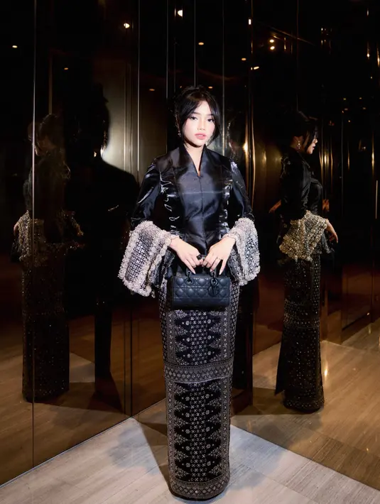 Dipadu dengan kain tenun hitam berbenang emas yang dibuat menjadi rok panjang yang elegan [@fuji_an]