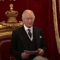 Raja Charles III dinobatkan sebagai raja baru Inggris (Tangkapan layar YouTube The Guardians)
