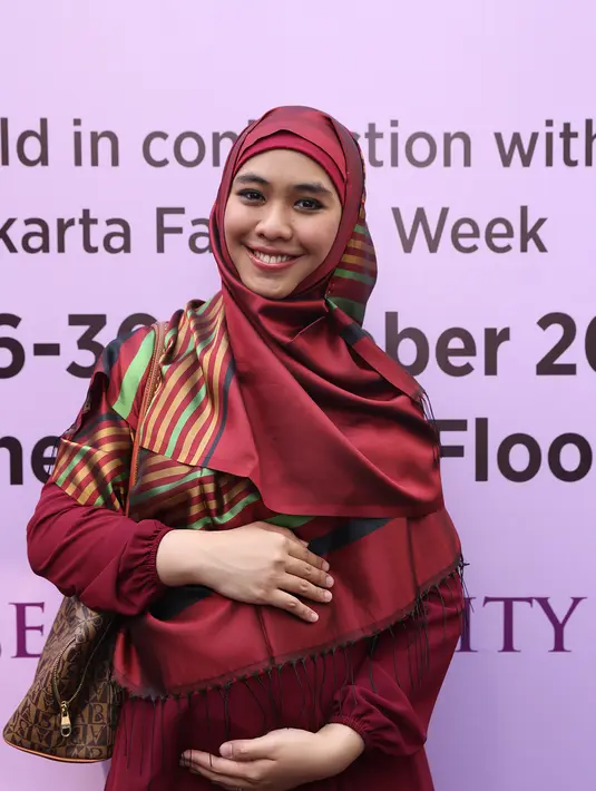 Beruntung bagi Oki ia telah dapat memetik hasil dari kerja kerasnya. Kini usaha fesyen yang ia kelola telah berjalan lancar bahkan telah memiliki tiga cabang dalam satu tahun. (Andy Masela/Bintang.com)