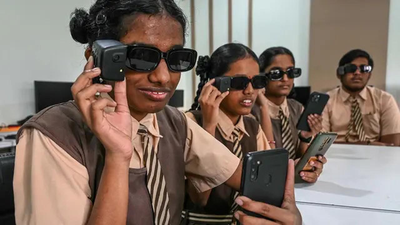 Siswa Disabilitas Netra di India Jalani Pelatihan Penggunaan Kacamata Berteknologi AI