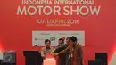 Wakil Presiden RI Jusuf Kalla (kiri) memasukkan kunci saat membuka secara resmi Indonesia Internasional Motor Show 2016 di JIEXPO Kemayoran, Jakarta, Kamis (7/4/2016). IIMS 2016 akan berlangsung hingga Minggu (17/4). (Liputan6.com/Helmi Fithriansyah)