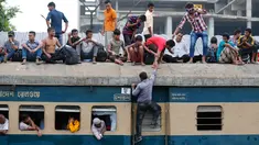 Seorang penumpang berusaha naik ke atap kereta api saat akan pulang kampung di stasiun kereta api di Dhaka, Bangladesh, (22/6). Ribuan yang bekerja di Dhaka pulang ke kampung halamannya untuk merayakan lebaran bersama keluarganya. (AP Photo/A.M.Ahad)