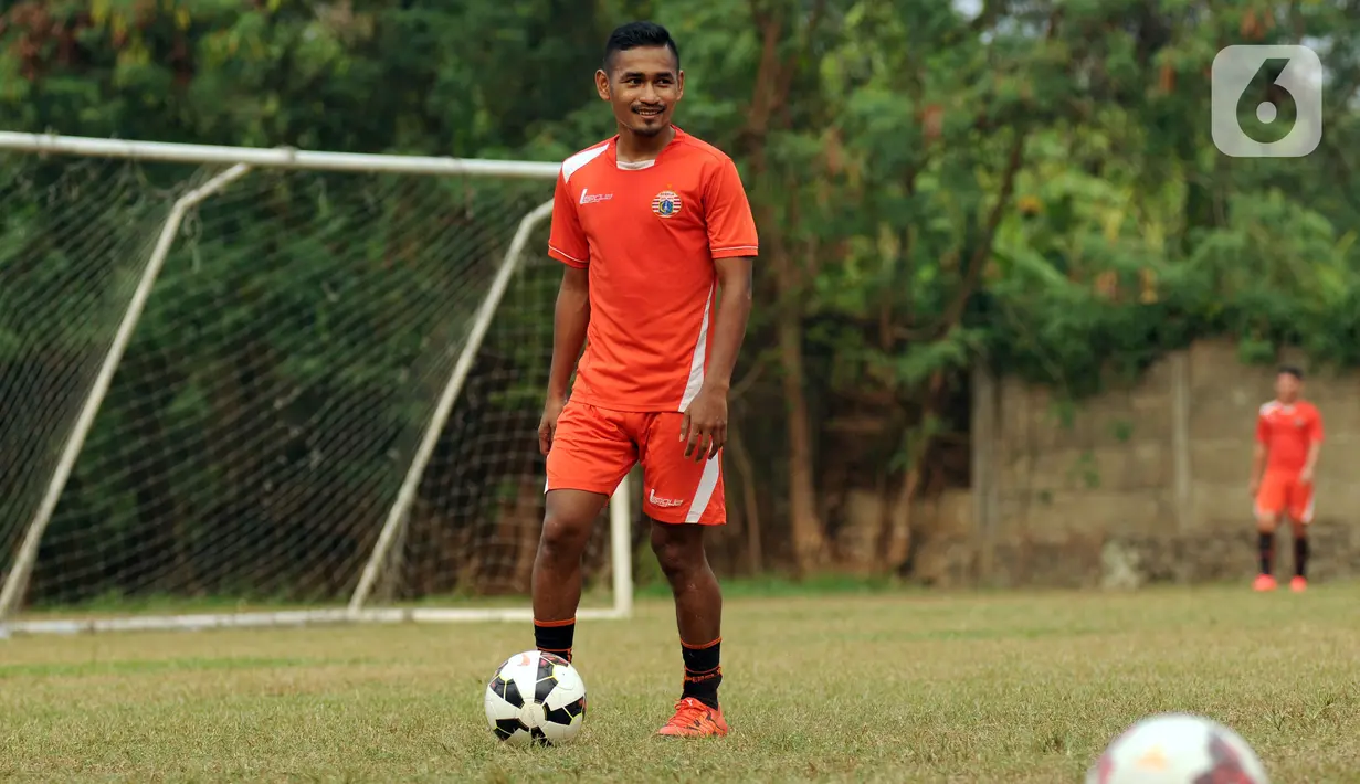 Ramdani Lestaluhu saat mengikuti latihan bersama Persija di National Youth Training Centre, Sawangan, Depok, Senin (2/11/2015). Sejak 2014, Ramdani tampil memperkuat barisan penyerang Timnas Indonesia. (Liputan6.com/Helmi Fithriansyah)