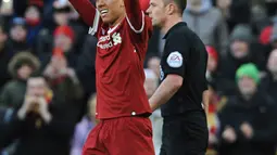 Penyerang Liverpool, Roberto Firmino melakukan selebrasi usai mencetak gol ke gawang West Ham United pada lanjutan Liga Inggris di Anfield, Inggris (24/2). Liverpool menang telak atas West Ham 4-1. (AP Photo / Rui Vieira)