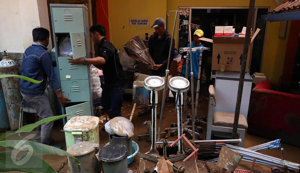 Relawan dibantu petugas Rumah sakit membersihkan sisa lumpur di RSUD dr Slamet pasca diterjang banjir bandang di Kabupaten Garut, Kamis (22/9). Sebagian besar pelayanan di RS itu terhenti, terutama yang berada di lantai satu (Liputan6.com/Johan Tallo)