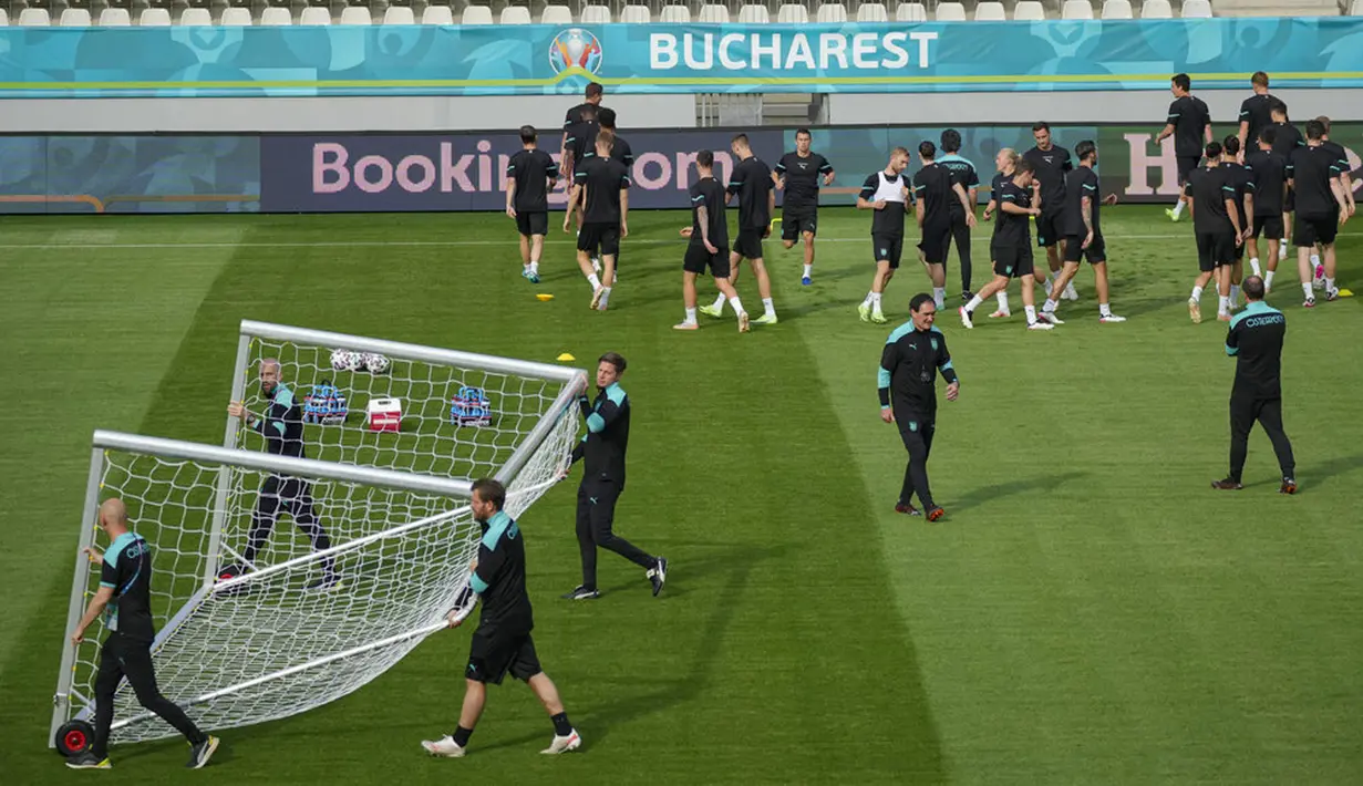 Para pemain Austria melakukan pemanasan saat sesi latihan jelang melawan Ukraina pada pertandingan Grup C Euro 2020 di Stadion Arcul de Triumf, Bucharest, Rumania, Minggu (20/6/2021). Austria akan melawan Ukraina pada 21 Juni 2021. (AP Photo/Vadim Ghirda)