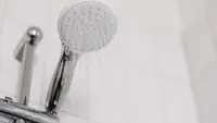 7 Cara Membersihkan Kerak Shower Head yang Tidak Bisa Dilepas, Aliran Air Kembali Lancar dan Higienis