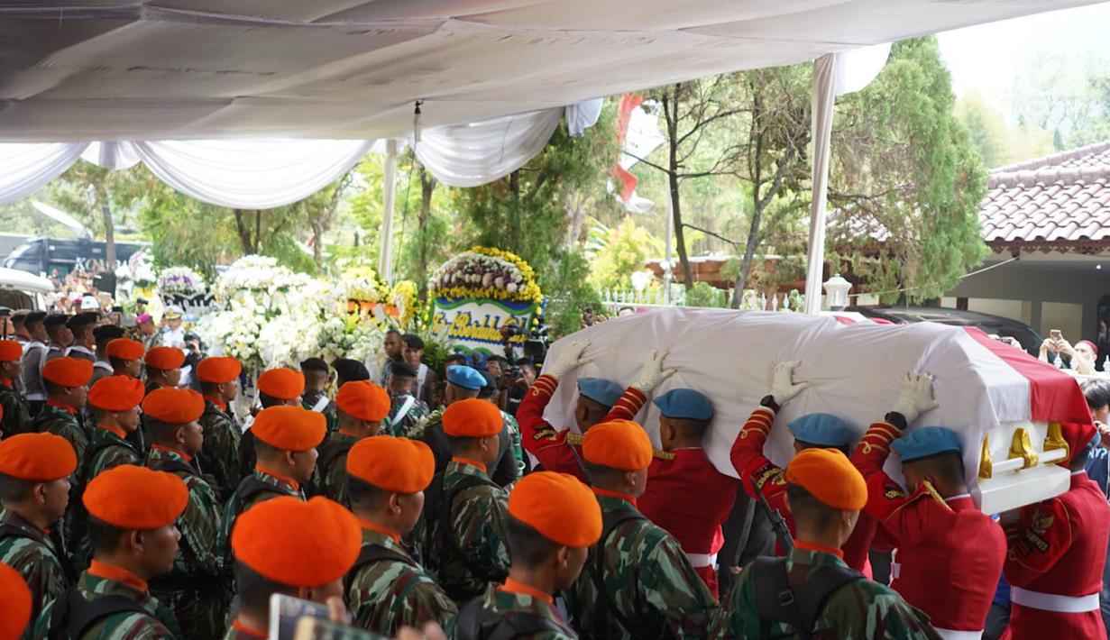 Anggota Pasukan Paspampres membawa jenazah Presiden ke-3 RI Bacharuddin Jusuf Habibie saat prosesi penyerahan jenazah kepada negara di Patra Kuningan, Jakarta, Kamis (12/9/2019). Jenazah BJ Habibie diberangkatkan ke Taman Makam Pahlawan Kalibata untuk dimakamkan. (Liputan6.com/Immanuel Antonius)