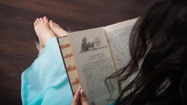 Ilustrasi membaca buku