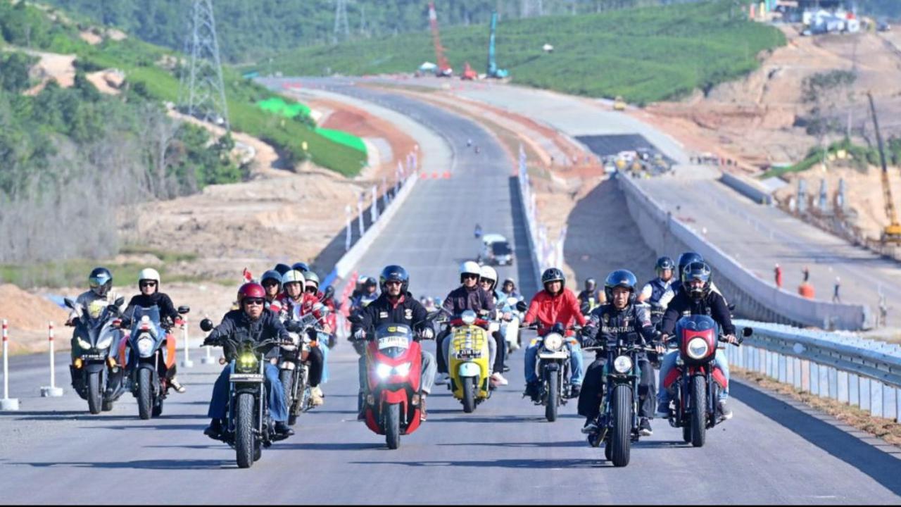 Jokowi mengapresiasi kondisi jalan tol yang dinilai sudah cukup baik. Meski masih dalam tahap pembangunan, namun kondisi jalan tol cukup baik untuk dilewati kendaraan bermotor.<br>