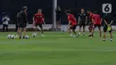 Di bawah guyuran rintik hujan, latihan skuad Samurai Biru tetap berjalan sesuai jadwal. (Liputan6.com/Herman Zakharia)