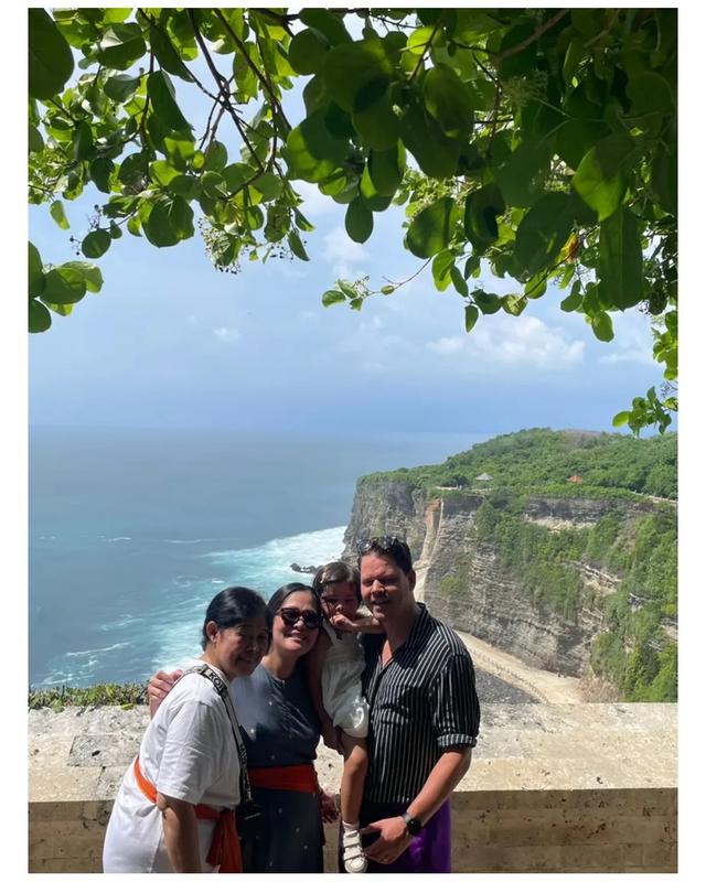 5 Potret Gracia Indri diduga hamil anak kedua, pamer baby bump saat liburan bareng keluarga di Bali