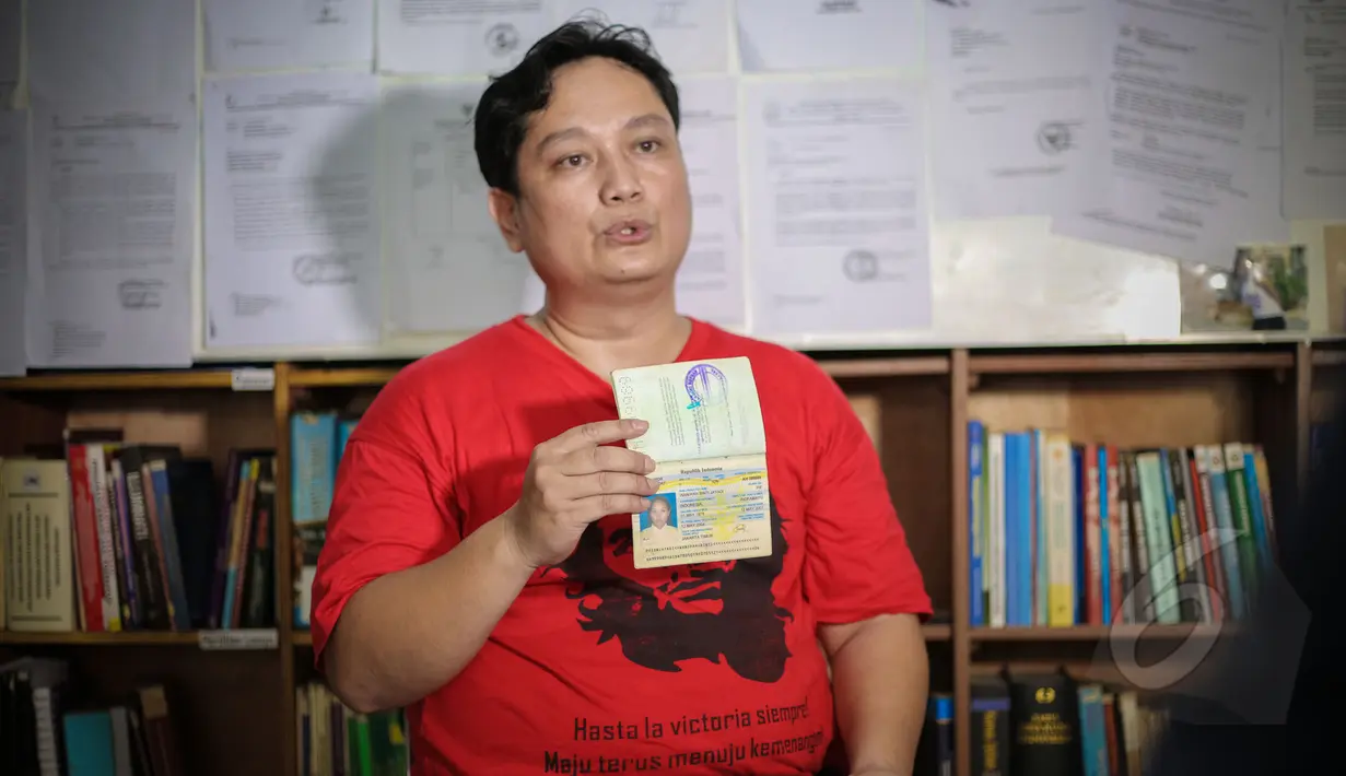 Tim kuasa hukum Wanipah, Iskandar Zulkarnaen memberikan keterangan terkait kasus yang menimpah TKI Wanipah asal Indonesia di Tiongkok, di Kantor Sekretariat Serikat Pekerja Indonesia Luar Negeri (SPILN), Minggu (17/5). (Liputan6.com/Faizal Fanani)