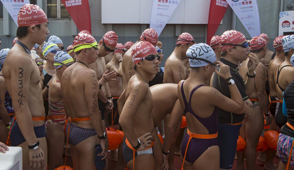 Perenang menunggu dimulainya lomba renang lintas pelabuhan di Hong Kong, Minggu (18/10). 2.500 orang ambil bagian dalam menembus jarak lintasan laut sejauh 1,5 km dari Sam Ka Tsuen Public Pier ke Quarry Bay Park Public Pier. (REUTERS/Tyrone Siu)