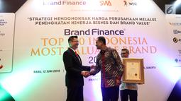 Direktur Komunikasi Lippo Group Danang Kemayan Jati (tengah) menerima penghargaan Indonesia's Top 100 Most Valuable Brands 2019 di Jakarta, Rabu (12/6/2019). Penghargaan diselenggarakan Brand Finance, lembaga konsultan brand internasional, bekerja sama dengan Majalah SWA. (Liputan6.com/Johan Tallo)