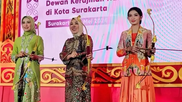 6 Pesona Elegan Selvi Ananda Dibalut Kebaya dan Batik saat Hadiri HUT ke-44 Dekranas di Solo