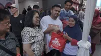 Relawan Network for Ganjar President menggelar bakti sosial di di Gang Mesjid 3 RW 05 Kelurahan Babakan Surabaya Kec. Kiara Condong Kota Bandung. (Dok. Istimewa)