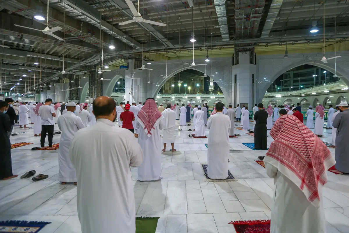 Dibuka Kembali, Begini Suasana Salat Berjamaah di Masjidil Haram
