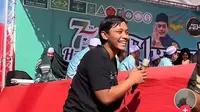 Khoirudin, jemaah asal Kediri, saat opengajian di Chanhua Taiwan malah bahas ayam dengan Haji Beky. (TikTok)