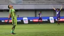 Kiper Persita Tangerang, Kartika Ajie, meluapkan kebahagian setelah berhasil menaklukkan Bali United dengan skor 4-2. (Bola.com/M Iqbal Ichsan)