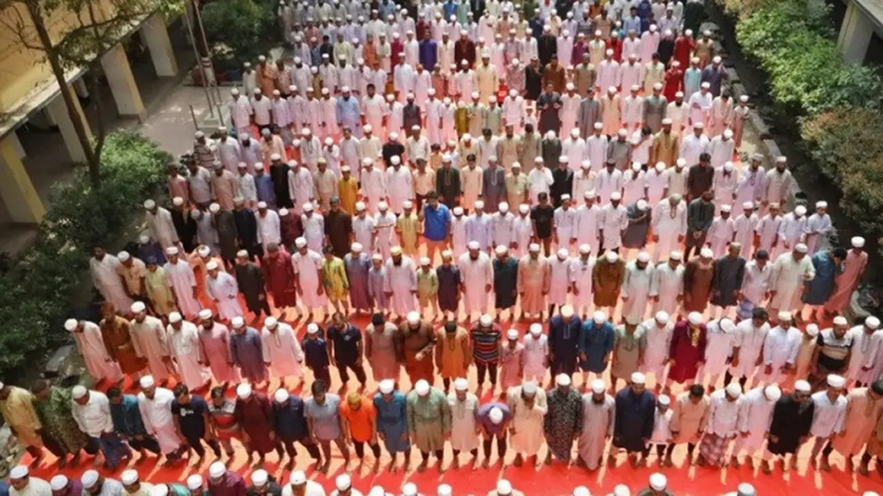 Umat ​​Muslim memanjatkan doa khusus memohon hujan di ibu kota Bangladesh pada 24 April 2024 saat gelombang panas ekstrem melanda negara itu.