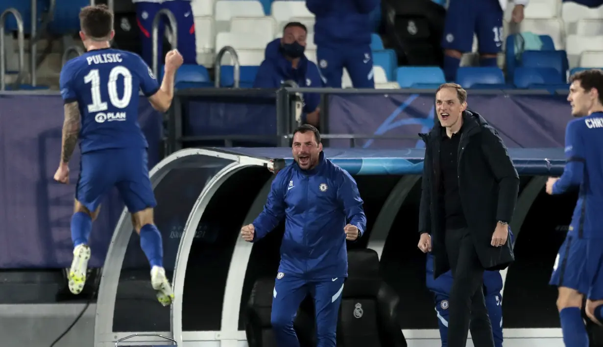 Pelatih kepala Chelsea, Thomas Tuchel bereaksi saat Christian Pulisic merayakan gol ke gawang Real Madrid pada leg pertama semifinal Liga Champions di Stadion Alfredo Di Stefano, Rabu (28/4) dini hari WIB.  Real Madrid hanya mampu bermain imbang 1-1 melawan Chelsea. (AP Photo/Bernat Armangue)