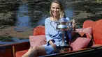 Caroline Wozniacki menikmati sesi foto dengan trofi Daphne Akhurst Memorial di Royal Botanical Gardens, Melbourne, Australia, (28/1/2018). Pada Final Wozniacki mengalahkan Simona Halep 7-6, 3-6, 6-4. (AP/Ng Han Guan)