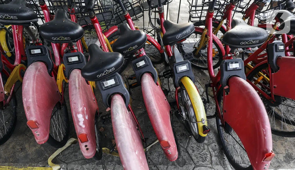 Kondisi sepeda sewaan untuk masyarakat umum di Jakarta, Kamis (21/7/2022). Penyewaan sepeda milik Pemprov DKI Jakarta bernama ‘Gowes’ ini terlihat memprihatinkan dan tidak terawat dengan warna sepeda yang mulai pudar serta rantai, jok, stang mengalami kerusakan sehingga membuat minat masyarakat untuk mencobanya berkurang. (Liputan6.com/Johan Tallo)