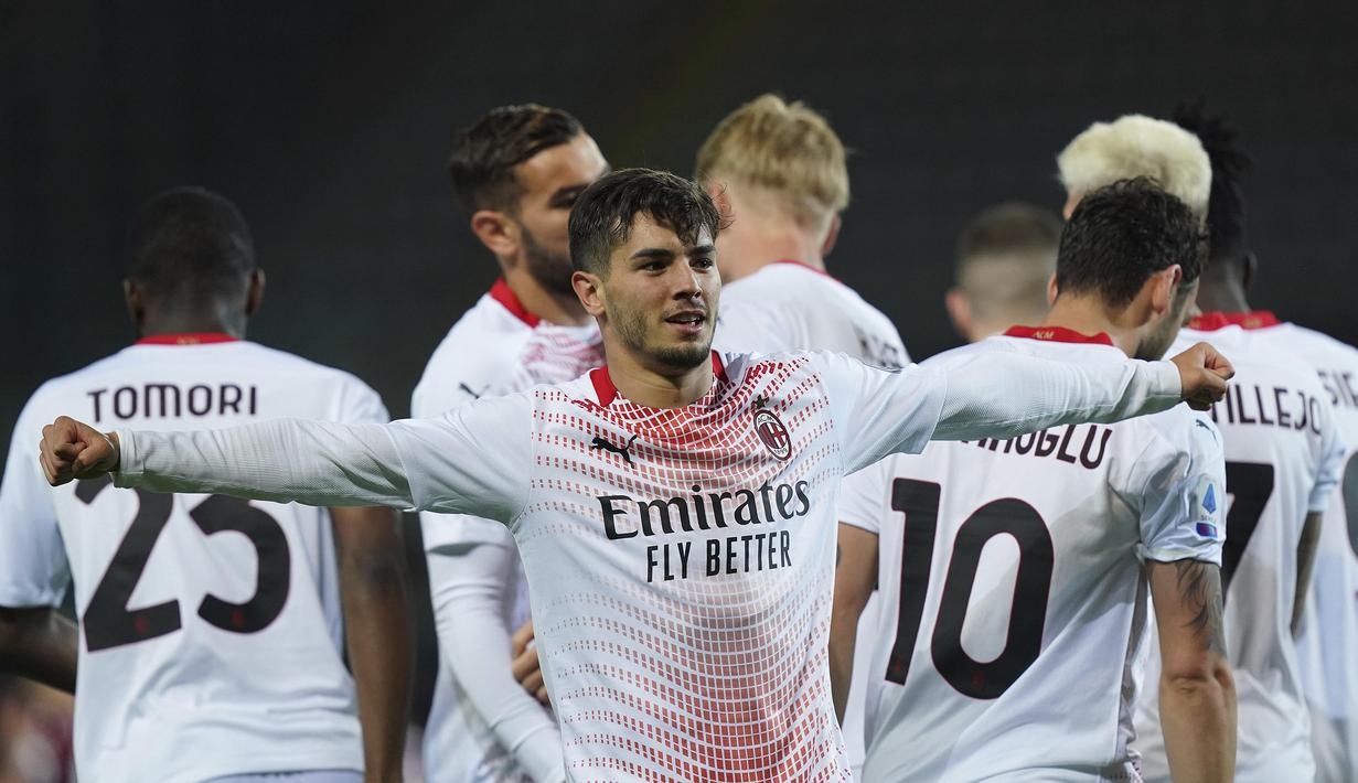 Gelandang AC Milan, Brahim Diaz melakukan selebrasi usai mencetak gol ketiga timnya ke gawang Torino dalam laga lanjutan Liga Italia 2020/2021 pekan ke-36 di Olympic Stadium, Turin, Rabu (12/5/2021). AC Milan menang 7-0 atas Torino. (LaPresse via AP/Spada)