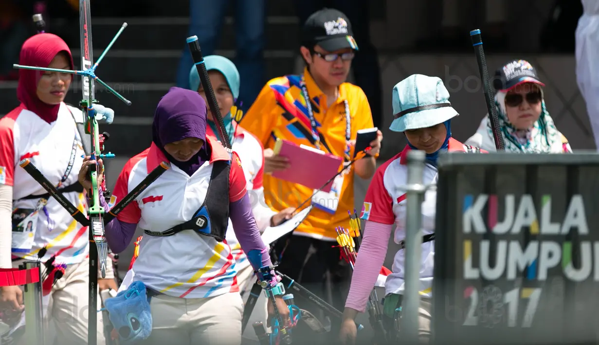 Tim Panahan Putri Indonesia beregu recurve tengah bersiap untuk bertanding di MSN Archery Centre, Kuala Lumpur, Malaysia, Selasa (21/8). Indonesia kalah dari Malaysia dengan skor 1-5. (Bola.com/Liputan6/Faizal Fanani)