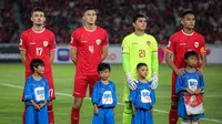 Empat pemain starting XI Timnas Indonesia (dari kiri) Ivar Jenner, Jay Idzes, Muhammad Adi Satryo dan Rizky Ridho berbaris jelang dimulainya laga Grup F kualifikasi Piala Dunia 2026 Zona Asia menghadapi Vietnam di Stadion Utama Gelora Bung Karno (SUGBK), Senayan, Jakarta, Kamis (21/3/2024). (Bola.com/Bagaskara Lazuardi)