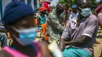Warga menunggu untuk menjalani vaksinasi COVID-19 di Lawley, Afrika Selatan, Jumat (3/12/2021). Afrika Selatan telah mempercepat kampanye vaksinasinya seminggu setelah ditemukannya varian omicron dari virus corona. (AP Photo/Jerome Delay)
