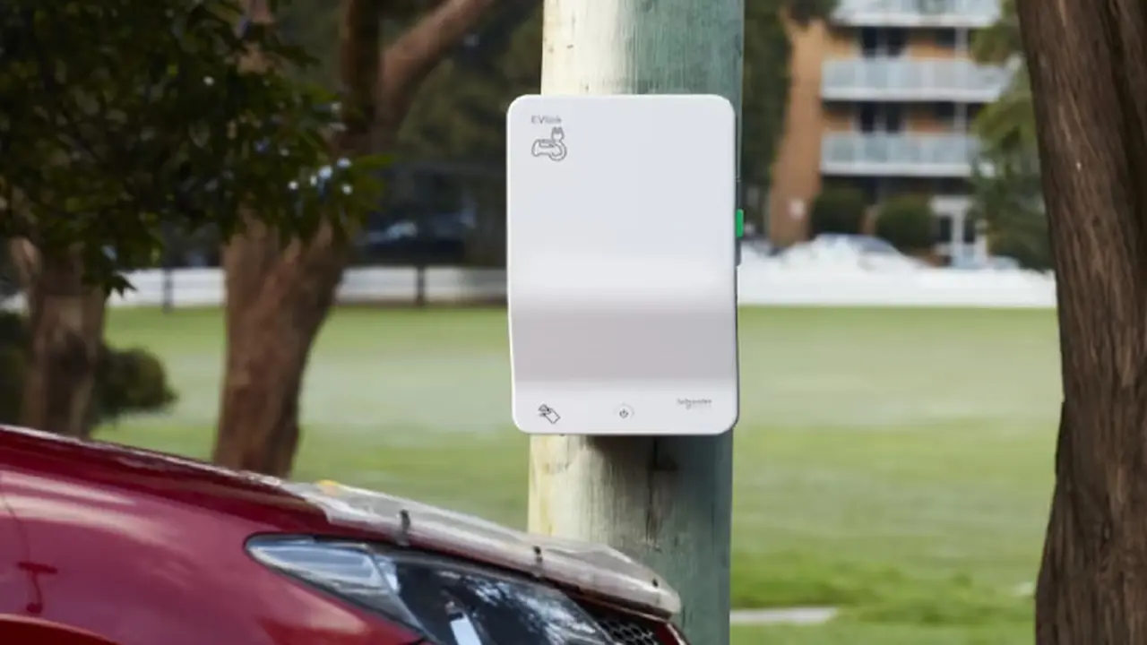 Tiang listrik di Australia disulap menjadi SPKLU untuk mobil listrik (Drive Australia)