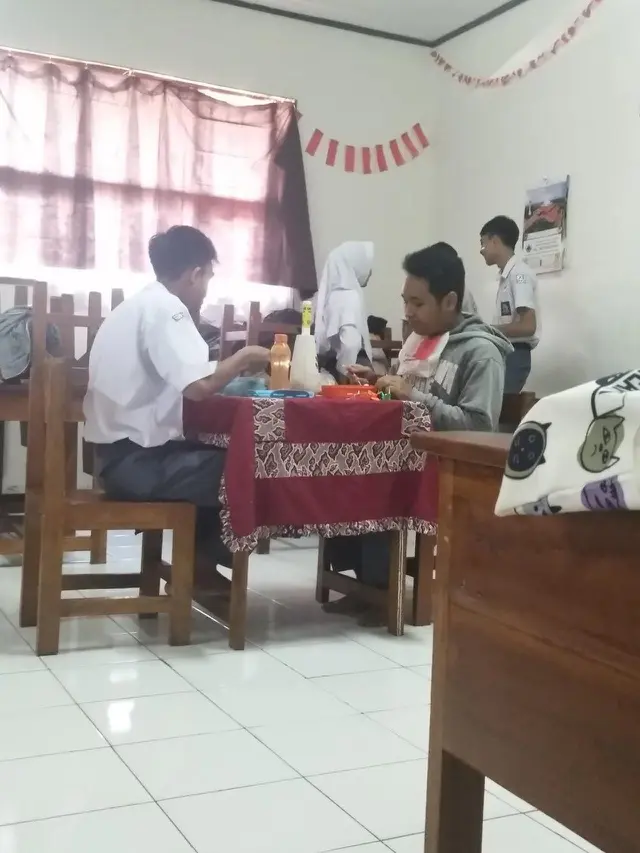 6 Kelakuan Iseng Teman Sebangku Ini Bikin Rindu Suasana Sekolah