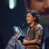 Gading Marten menerima Piala Citra 2018 sebagai Pemeran Utama Pria Terbaik. (Foto: Instagram @gadiiiing)